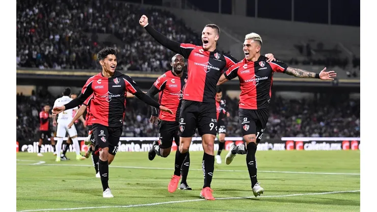 El festejo del gol del Emperador Julio Furch.