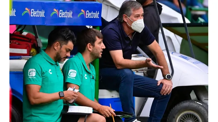 Holan revela las similitudes del futbol con el hockey