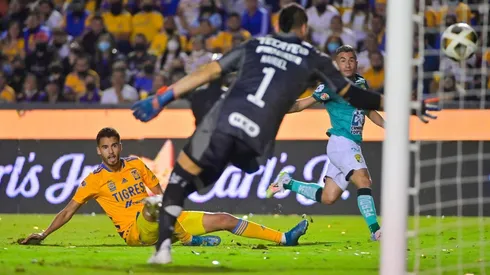 El zurdazo de Meneses que sorprendió a Guzmán.