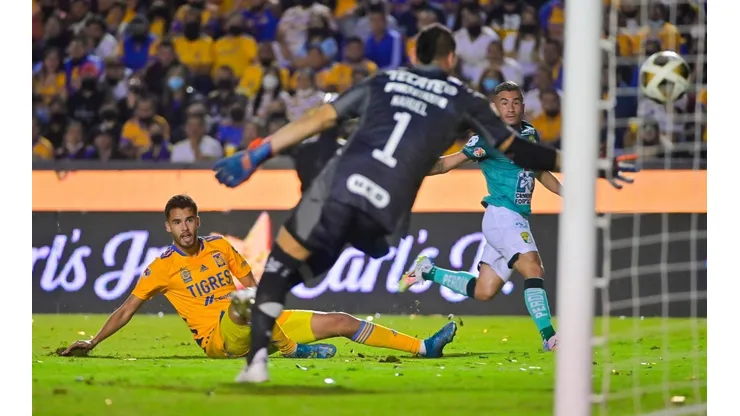 El zurdazo de Meneses que sorprendió a Guzmán.