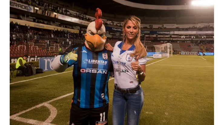 Inés Sainz con la mascota del Querétaro.