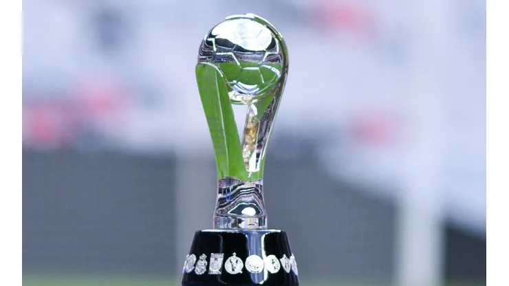 El trofeo de la Liga MX espera por un campeón.