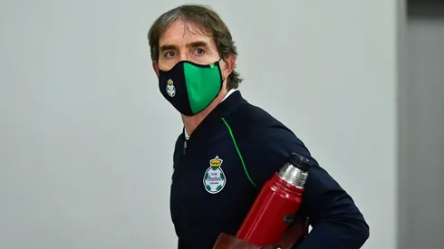 Presidente de Santos confesó verdadera razón del despido de Almada