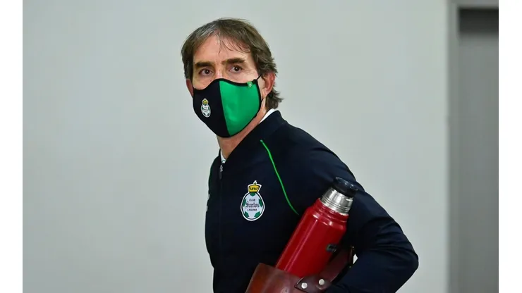 Presidente de Santos confesó verdadera razón del despido de Almada