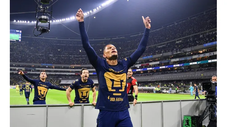 Higor Meritao dio el tiro de gracia, atrás Alan Mozo, figura del partido.