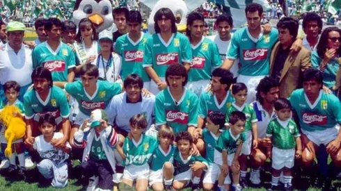 El plantel titular de León que ganó la final al Puebla en la temporada 1991-92.