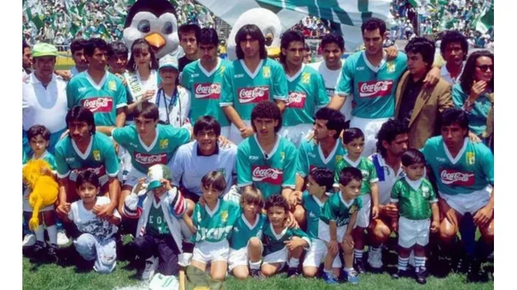 El plantel titular de León que ganó la final al Puebla en la temporada 1991-92.