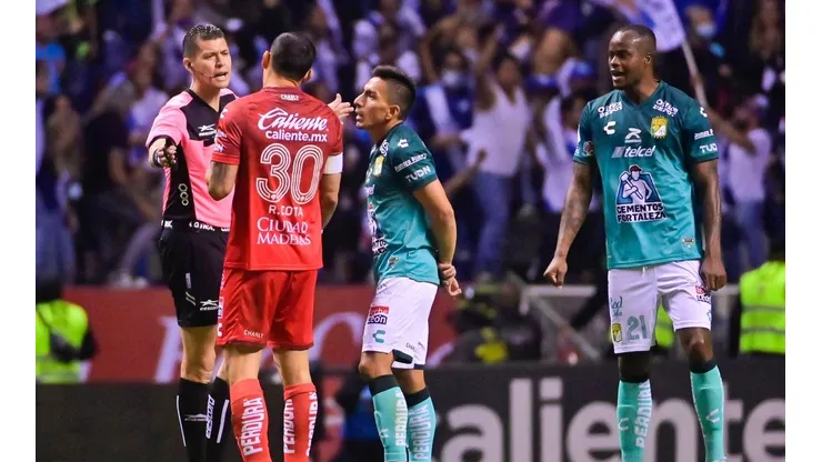 ¿Y el VAR? Increíble penal no pitado a León al 92