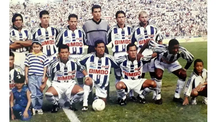 El plantel de Rayados en la derrota de 0-4 en el Tec. (Foto: Twitter @jeryfletcher)