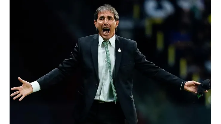 El timonel santista es el candidato para suplir a Tabárez