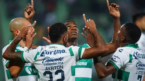 Santos en el festejo del primer gol contra Atlético de San Luis.
