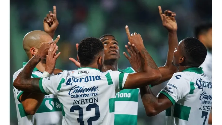 Santos en el festejo del primer gol contra Atlético de San Luis.