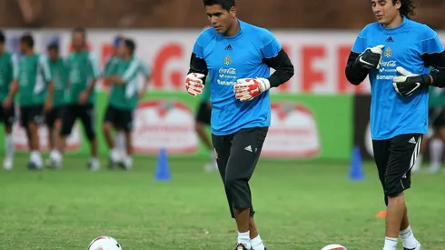 Oswaldo Sánchez y Guillermo Ochoa en un entrenamiento de la selección mexicana.
