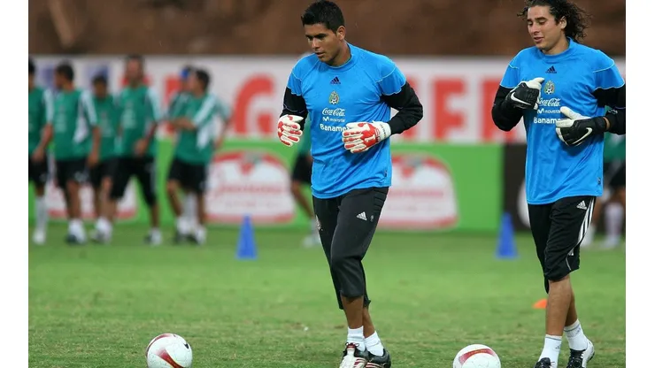 Oswaldo Sánchez y Guillermo Ochoa en un entrenamiento de la selección mexicana.