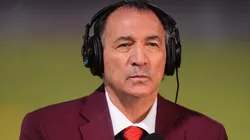 El timonel levanta la mano para dirigir al Tri