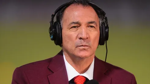 El timonel levanta la mano para dirigir al Tri