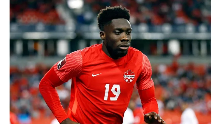 Alphonso Davies calienta la previa ante México.