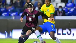 El mexicano Marcelo Flores en duelo con el brasileño Andrey dos Santos.