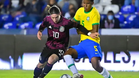 El mexicano Marcelo Flores en duelo con el brasileño Andrey dos Santos.