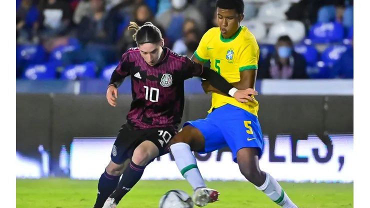 El mexicano Marcelo Flores en duelo con el brasileño Andrey dos Santos.