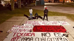 Las mantas de la afición con mensajes a la directiva.