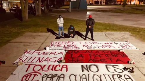 Las mantas de la afición con mensajes a la directiva.