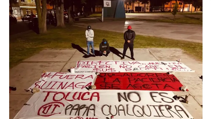 Las mantas de la afición con mensajes a la directiva.