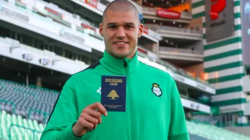 Gibrán Lajud con su pasaporte del Líbano