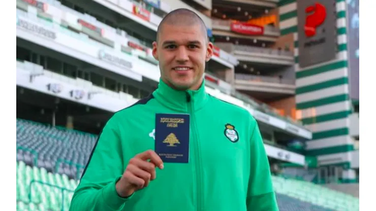 Gibrán Lajud con su pasaporte del Líbano