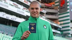 Gibran Lajud presumió así su pasaporte