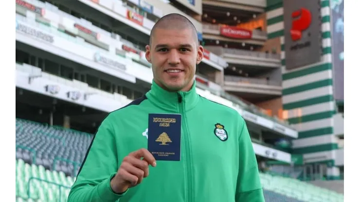 Gibran Lajud presumió así su pasaporte