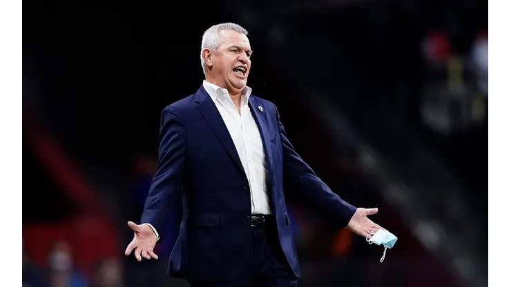 Javier Aguirre, preocupado por el armado del equipo.