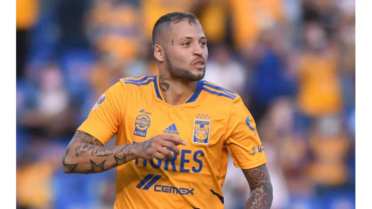 Diente López anota un golazo para Tigres UANL