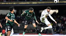 Remate de cabeza de Diego Valdés para el 2-0 de Santos sobre Pumas.