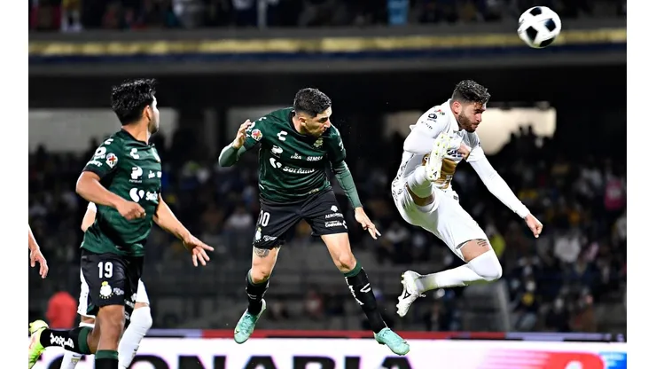 Remate de cabeza de Diego Valdés para el 2-0 de Santos sobre Pumas.