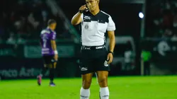 El árbitro Jorge Isaac Rojas echó para atrás el penal tras la revisión del VAR.