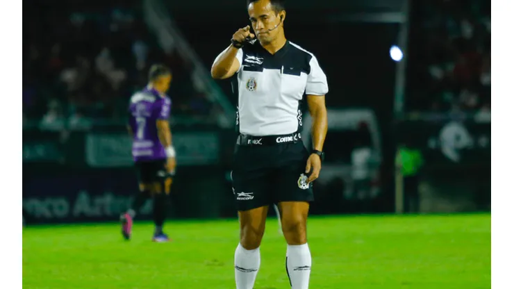 El árbitro Jorge Isaac Rojas echó para atrás el penal tras la revisión del VAR.