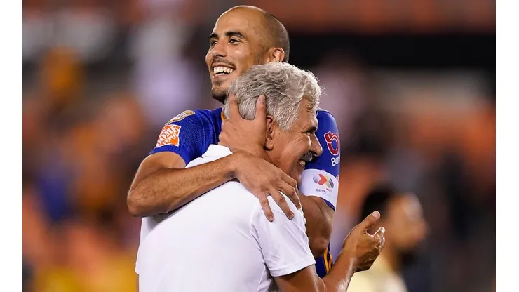 Ricardo Ferretti y Guido Rodríguez en un partido de la Leagues Cup 2019.