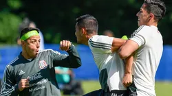 Chicharito y Tecatito -detenido por Carlos Salcedo- en una concentración previa a Rusia 2018.
