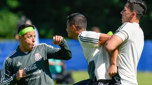 Chicharito y Tecatito -detenido por Carlos Salcedo- en una concentración previa a Rusia 2018.