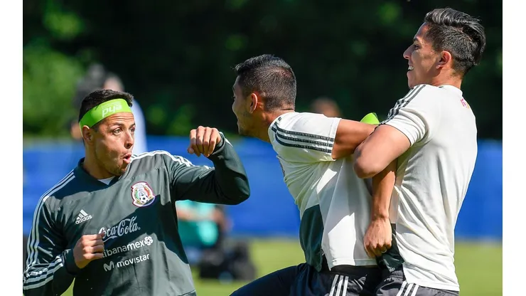 Chicharito y Tecatito -detenido por Carlos Salcedo- en una concentración previa a Rusia 2018.