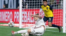 Santiago Giménez hizo y peleó en la jugada del gol que anotó Roberto Alvarado.