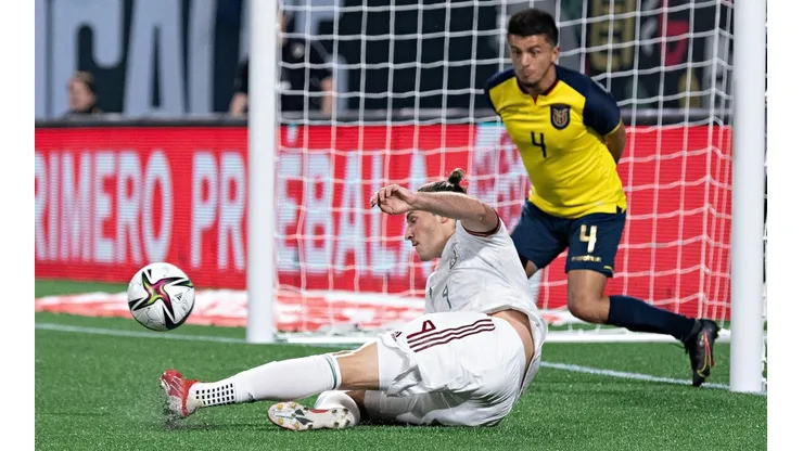 Santiago Giménez hizo y peleó en la jugada del gol que anotó Roberto Alvarado.
