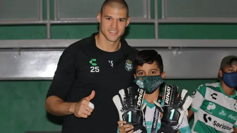 Video insólito: señora le arrebató los guantes de Lajud a un niño