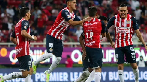 Chivas aprovechó el descuido de Cruz Azul y arrancó el empate al final.