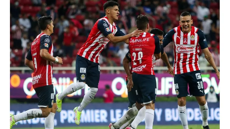 Chivas aprovechó el descuido de Cruz Azul y arrancó el empate al final.