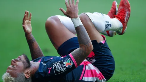 Así fue el rodillazo que recibió Duván Vergara.