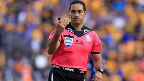 Roberto García Orozco cuando era árbitro de la Liga MX.