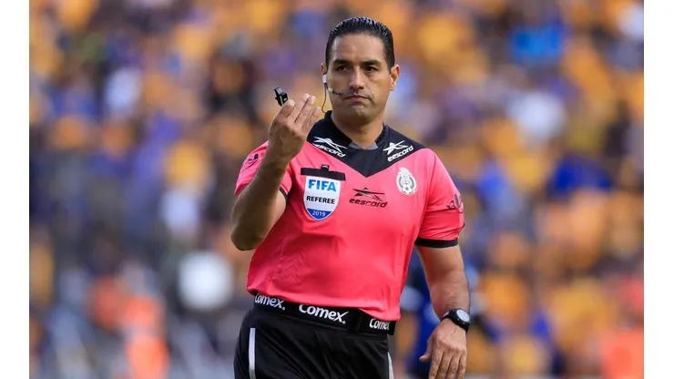 Roberto García Orozco cuando era árbitro de la Liga MX.