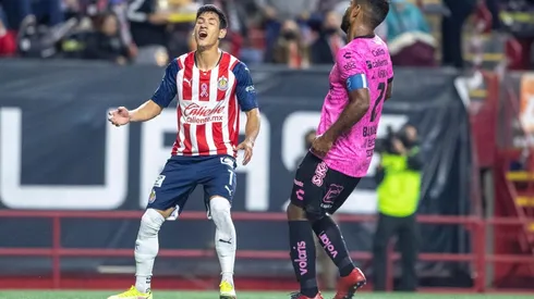 Uriel Antuna lamenta una falla ante el colombiano Brayan Angulo.